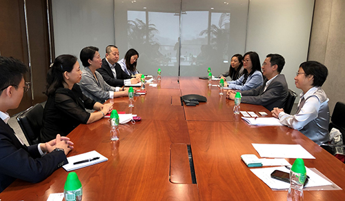 驻京办一行听取汇丰银行代表介绍内地业务发展。