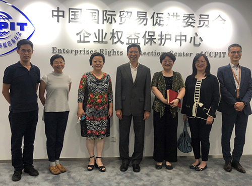 驻京办主任梁志仁副主任林雅雯助理主任黄敏与贸促会企业权益保护中心副主任王雪佳商事法律服务中心主任蔡晨凤合影