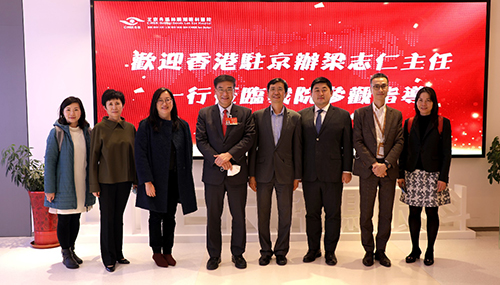 駐京辦主任梁志仁（右四）和副主任林雅雯（左三）與林順潮教授（左四）、北京希瑪林順潮眼科醫院執行院長陳揚（左二）合影。1