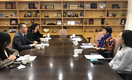 駐京辦助理主任黃敏（右二）與國家會議中心、國家會議中心大酒店副總經理李翔（左二）交流意見。1