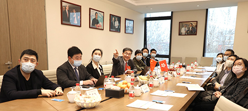 林順潮教授（左四）向駐京辦一行介紹希瑪醫療集團在內地的發展情況。2