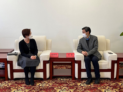 驻京办署理副主任与北京市商务局（两区办）综合协调处处长杜磊会面1