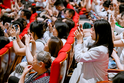 驻京办副主任出席香港城市当代舞蹈团《大乡下话》在北京的演出3