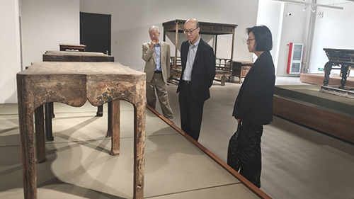 驻天津联络处和驻京办文化交流组访问在津港人创办的古典家具博物馆1