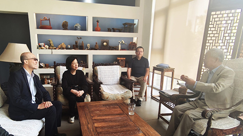 驻天津联络处和驻京办文化交流组访问在津港人创办的古典家具博物馆2