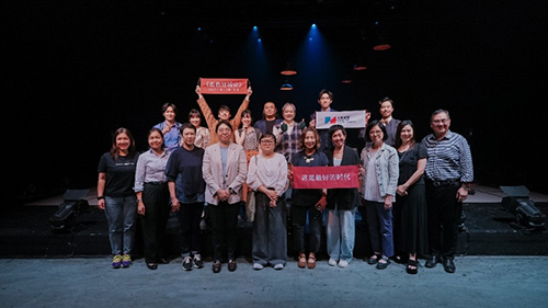 駐京辦副主任出席香港中英劇團話劇《血色雙城記》演出2