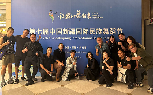 驻京办出席香港城市当代舞蹈团《雪落下的声音》在第七届中国新疆国际民族舞蹈节演出3