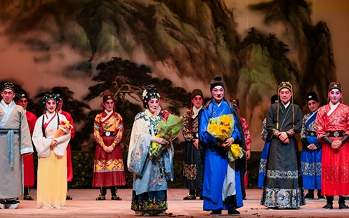 駐京辦主任出席新編粵劇《大鼻子情聖》在京演出1